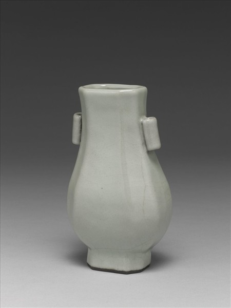 仿汝釉月白八方貫耳壺