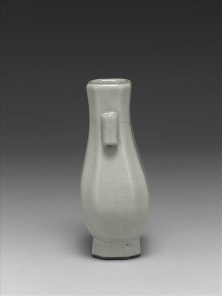 仿汝釉月白八方貫耳壺