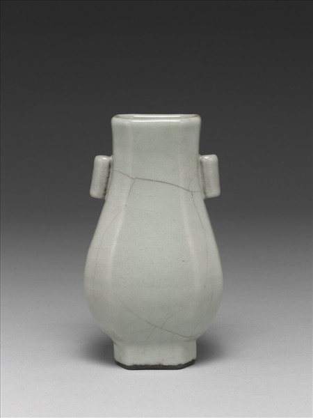 仿汝釉月白八方貫耳壺