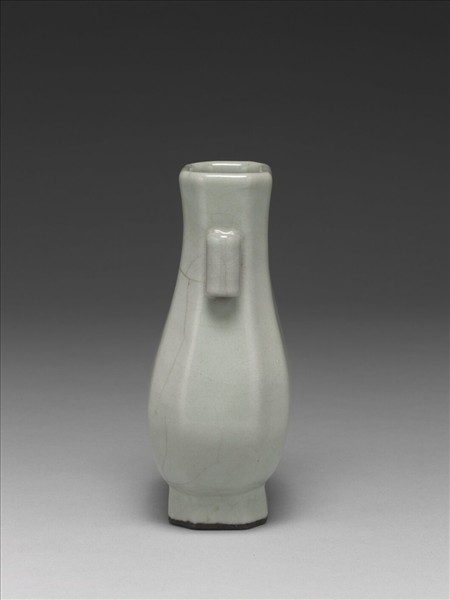 仿汝釉月白八方貫耳壺