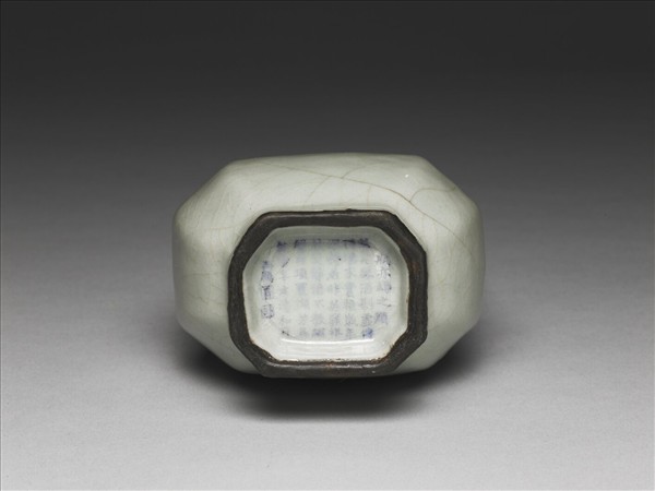 仿汝釉月白八方貫耳壺