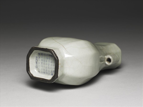 仿汝釉月白八方貫耳壺