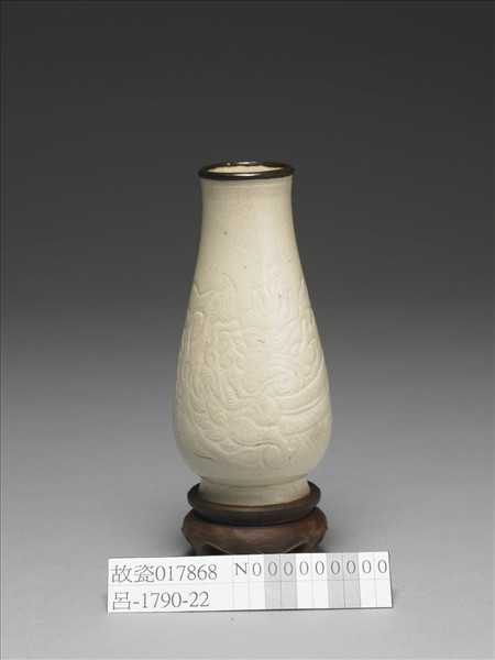 臨川窯 白瓷劃花蟠螭靈芝紋小瓶