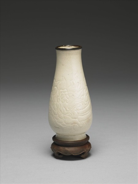 臨川窯 白瓷劃花蟠螭靈芝紋小瓶