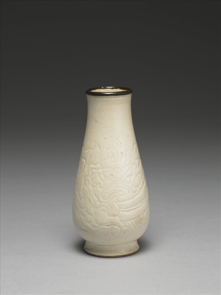 臨川窯 白瓷劃花蟠螭靈芝紋小瓶