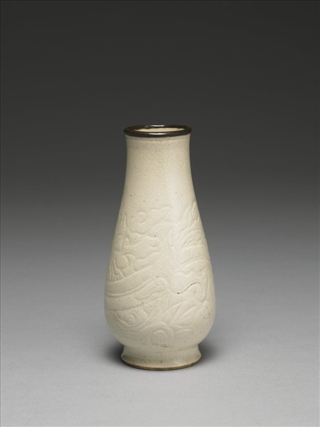 臨川窯 白瓷劃花蟠螭靈芝紋小瓶