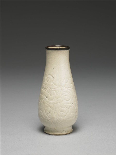 臨川窯 白瓷劃花蟠螭靈芝紋小瓶