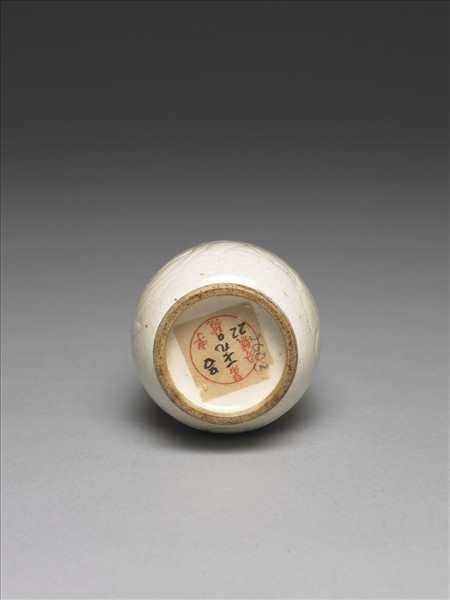 臨川窯 白瓷劃花蟠螭靈芝紋小瓶