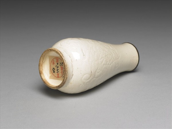 臨川窯 白瓷劃花蟠螭靈芝紋小瓶