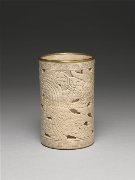 臨川窯 白瓷鏤空龍鳳紋筆筒