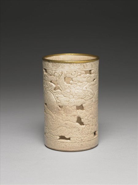 臨川窯 白瓷鏤空龍鳳紋筆筒