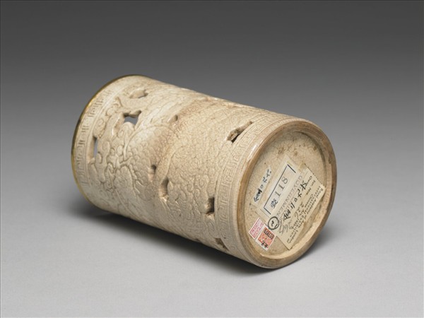 臨川窯 白瓷鏤空龍鳳紋筆筒