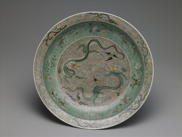 素三彩龍紋盤
