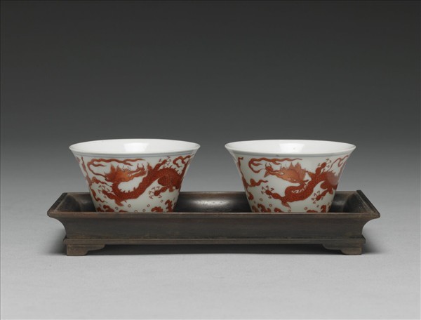 白瓷紅彩雙龍杯