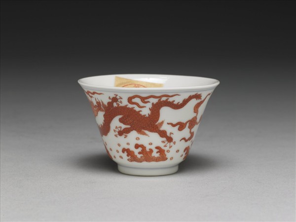 白瓷紅彩雙龍紋杯