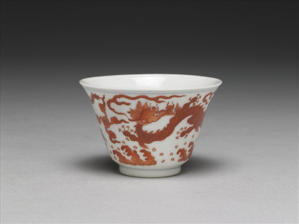 白瓷紅彩雙龍紋杯