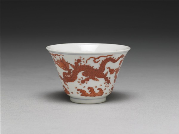 白瓷紅彩雙龍紋杯