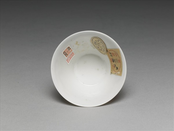 白瓷紅彩雙龍紋杯