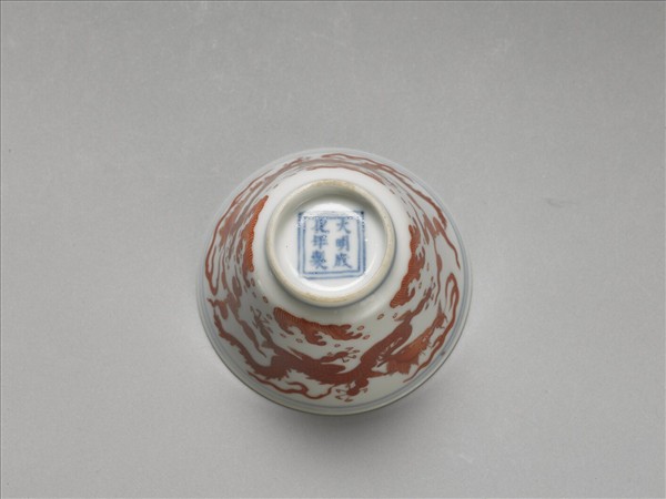 白瓷紅彩雙龍紋杯