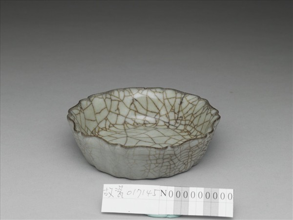 南宋官窯 青瓷牡丹花式洗