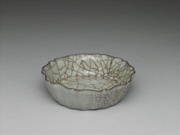 南宋官窯 青瓷牡丹花式洗