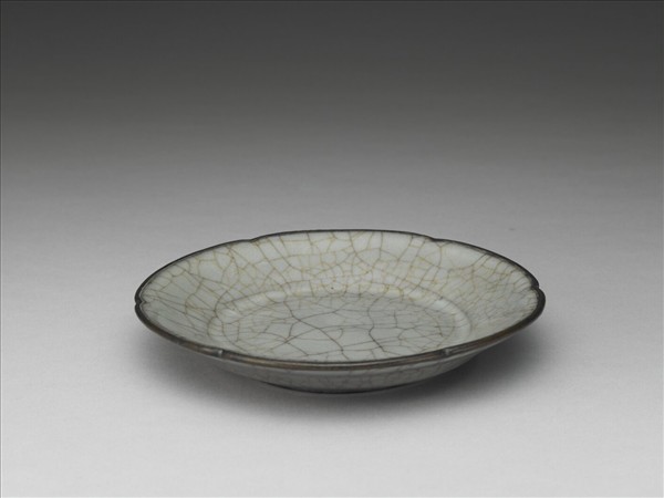 南宋官窯 青瓷葵瓣口碟