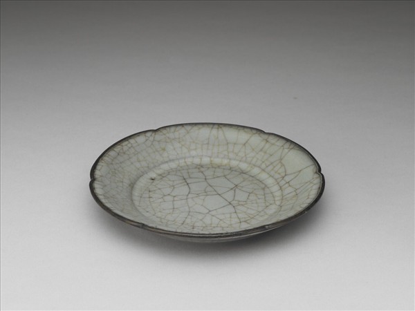 南宋官窯 青瓷葵瓣口碟