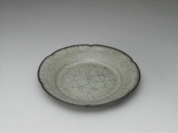 南宋官窯 青瓷葵瓣口碟