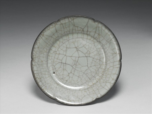 南宋官窯 青瓷葵瓣口碟