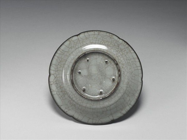 南宋官窯 青瓷葵瓣口碟