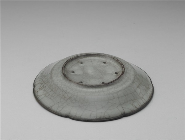 南宋官窯 青瓷葵瓣口碟