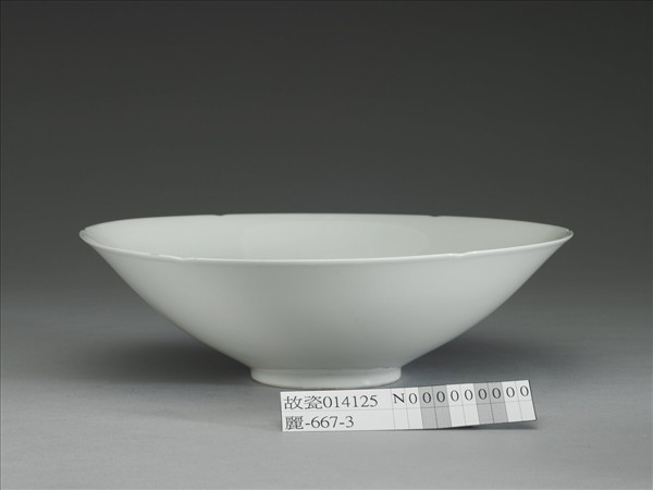 甜白釉番蓮八寶紋葵瓣口碗