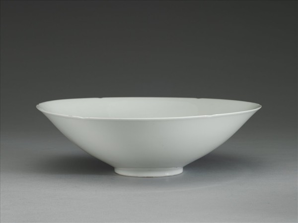 甜白釉番蓮八寶紋葵瓣口碗