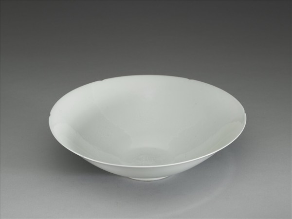 甜白釉番蓮八寶紋葵瓣口碗