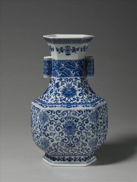 青花番蓮貫耳六方壺