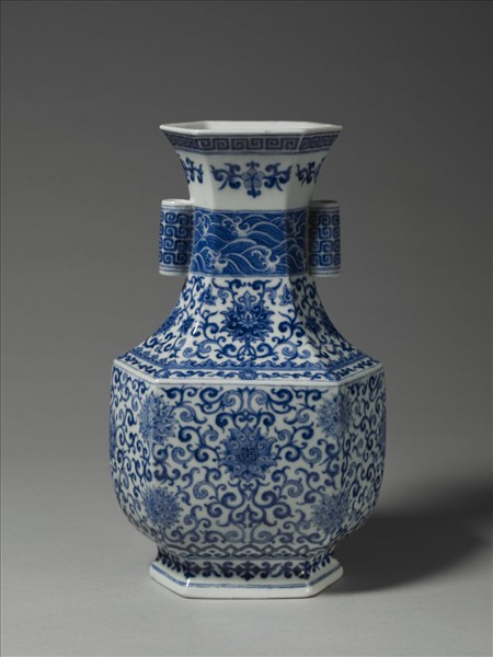 青花番蓮貫耳六方壺