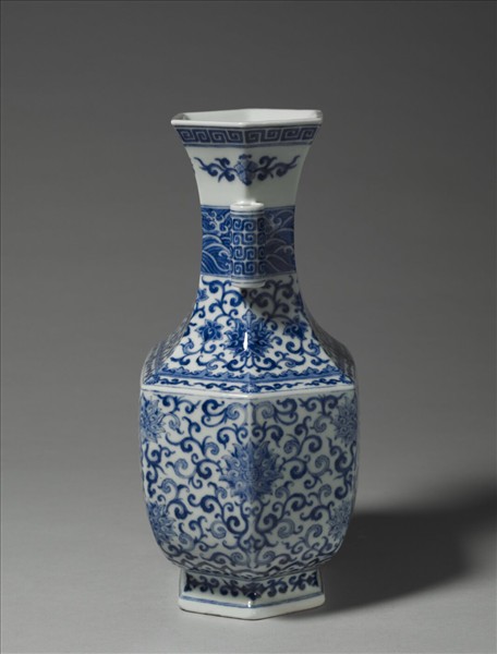 青花番蓮貫耳六方壺