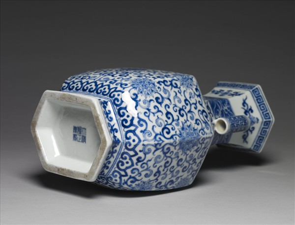 青花番蓮貫耳六方壺