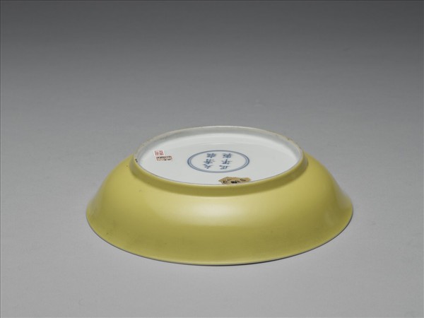 琺瑯彩黃地梅竹先春圖盤