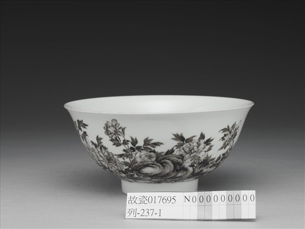 琺瑯彩赭墨牡丹碗