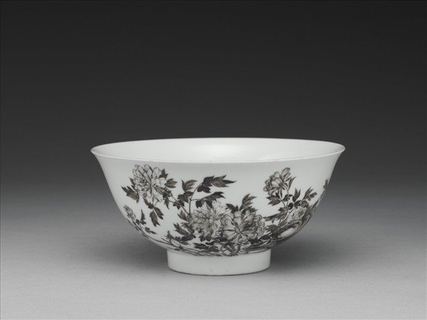 琺瑯彩赭墨牡丹碗