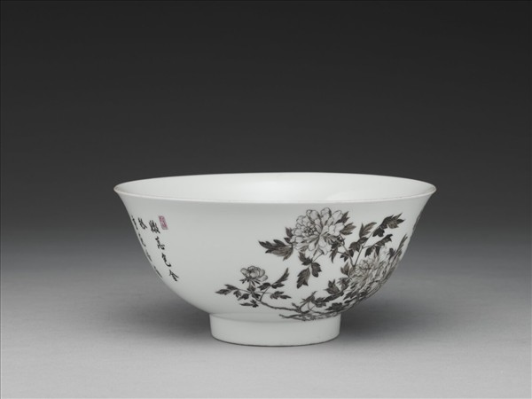 琺瑯彩赭墨牡丹碗