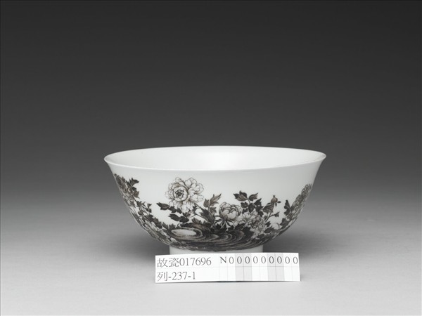 琺瑯彩瓷赭墨牡丹碗