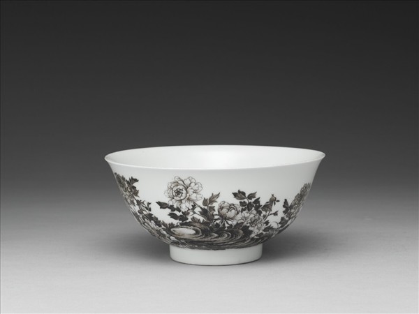 琺瑯彩瓷赭墨牡丹碗