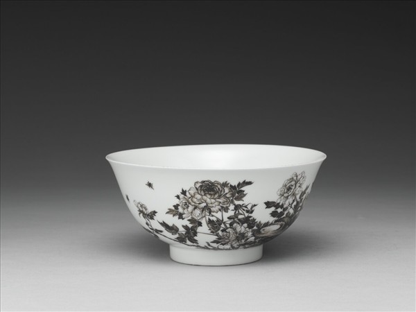 琺瑯彩瓷赭墨牡丹碗