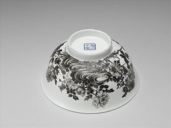 琺瑯彩瓷赭墨牡丹碗