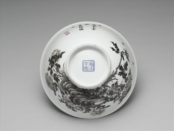 琺瑯彩瓷赭墨牡丹碗