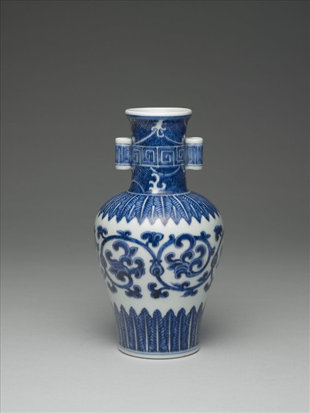 青花纏枝花卉紋貫耳瓶