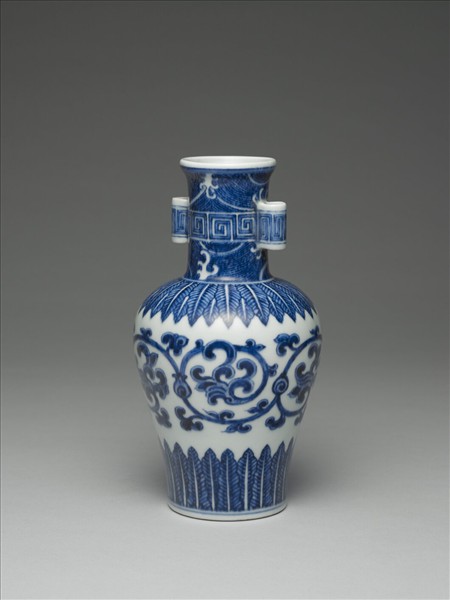 青花纏枝花卉紋貫耳瓶