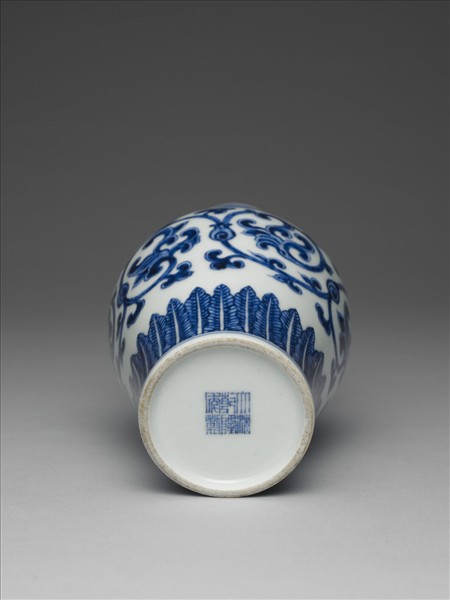 青花纏枝花卉紋貫耳瓶